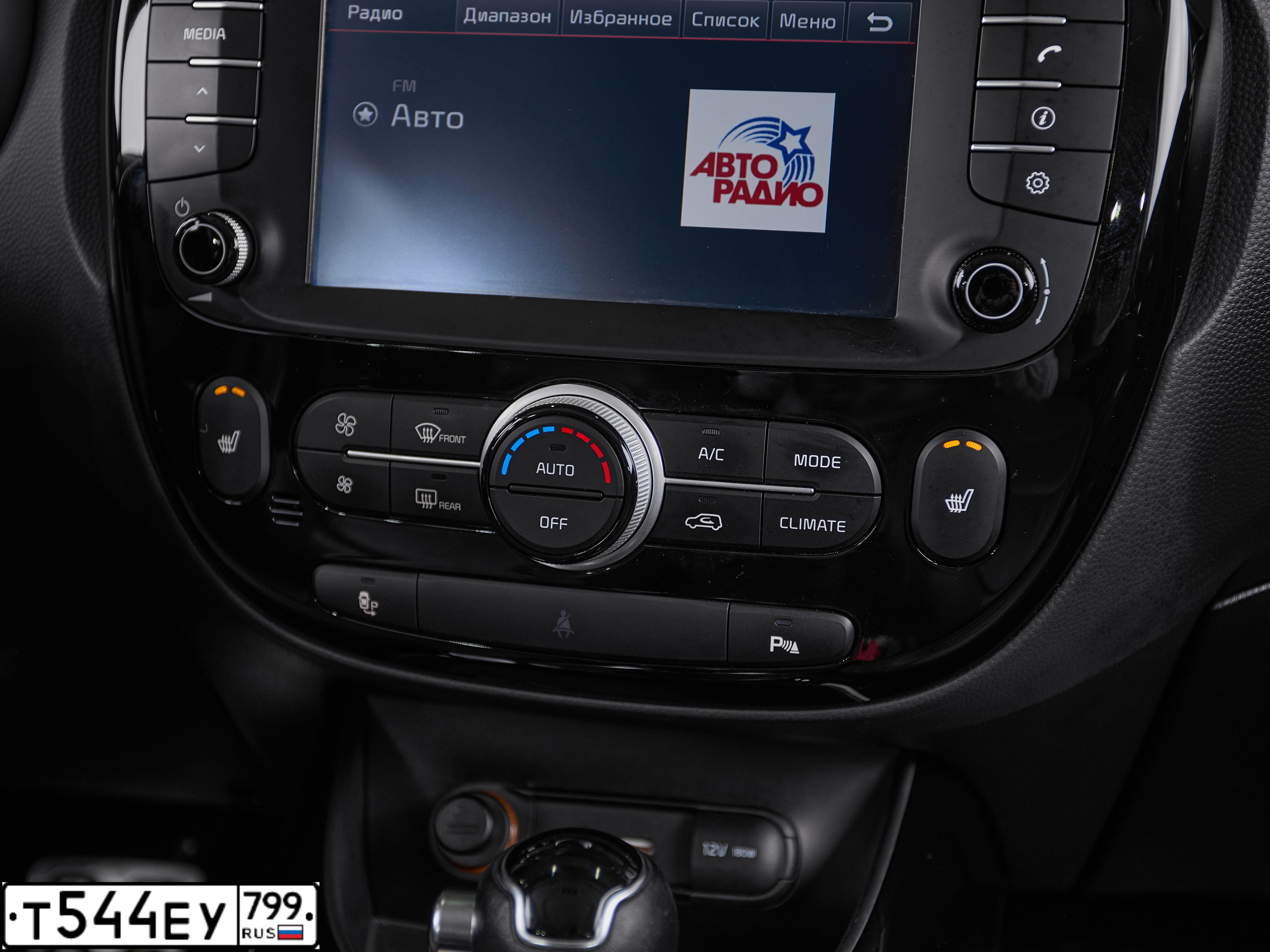 Фото автомобиля KIA SOUL, 2018 — госномер Т544ЕУ799. Цвет: Коричневый