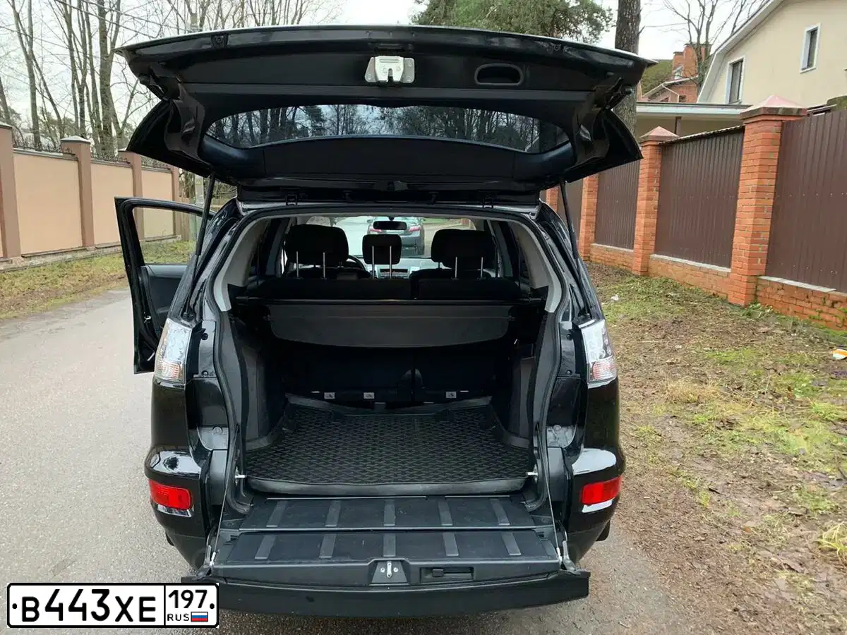 Фото автомобиля MITSUBISHI OUTLANDER, 2012 — госномер Х597ОР124. Цвет: ЧЕРНЫЙ