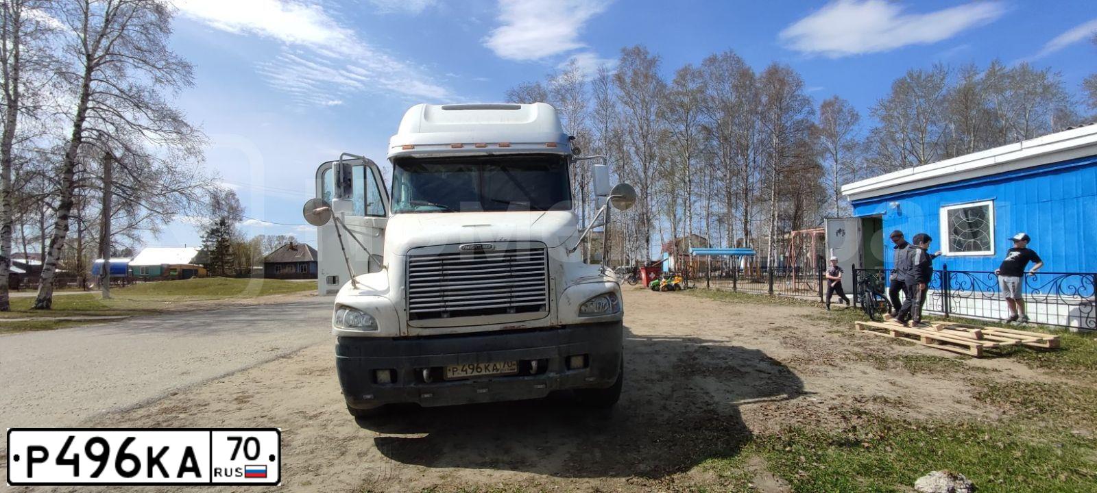 Фото автомобиля FREIGHTLINER FLC-SERIE, 1999 — госномер Р496КА70. Цвет: Белый