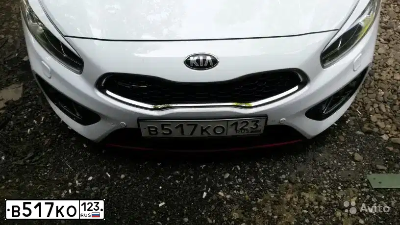 Фото автомобиля KIA CEE'D, 2013 — госномер В517КО123. Цвет: БЕЛЫЙ