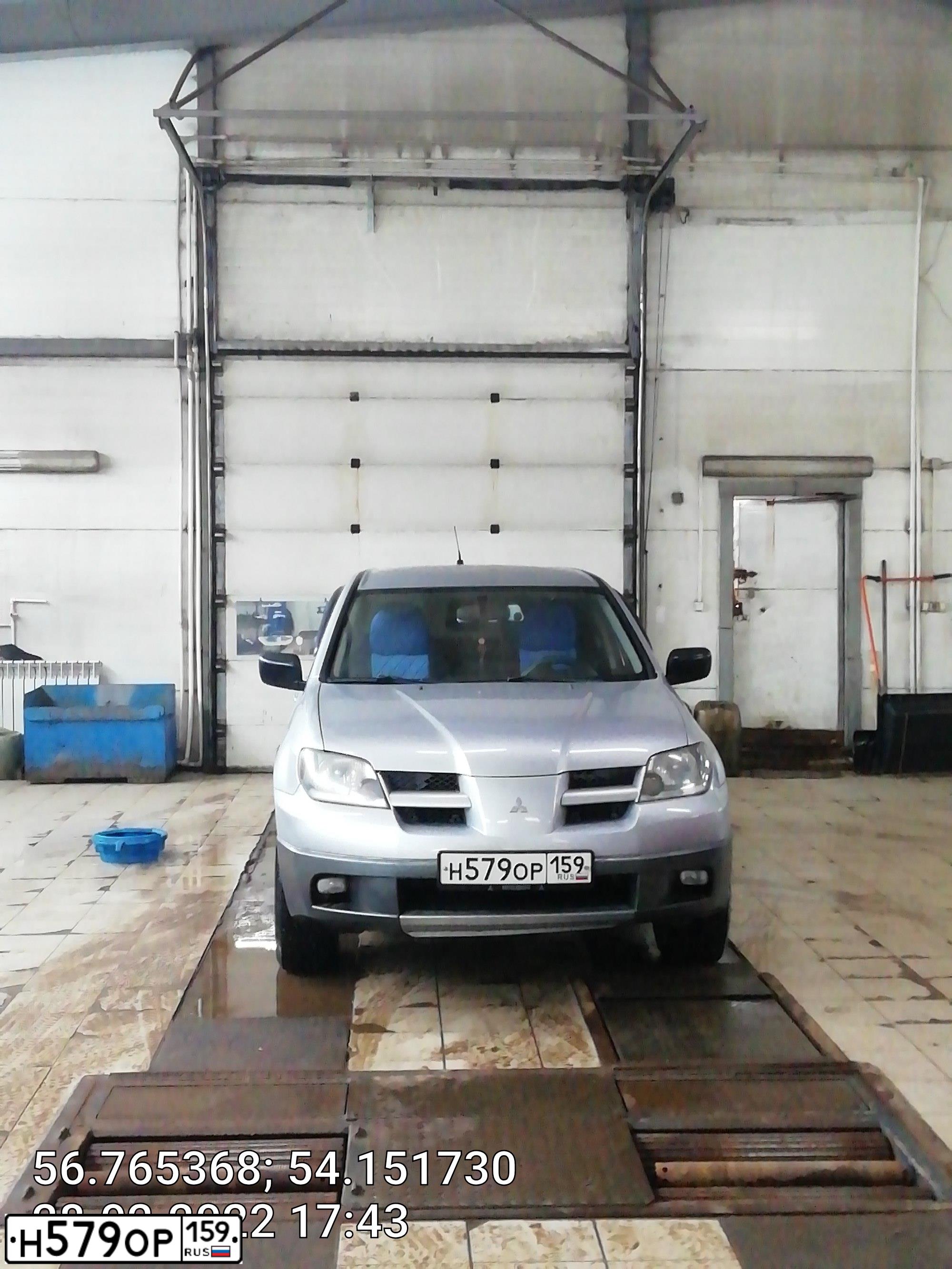 Фото автомобиля MITSUBISHI OUTLANDER, 2003 — госномер Н579ОР159. Цвет: СЕРЕБРИСТЫЙ