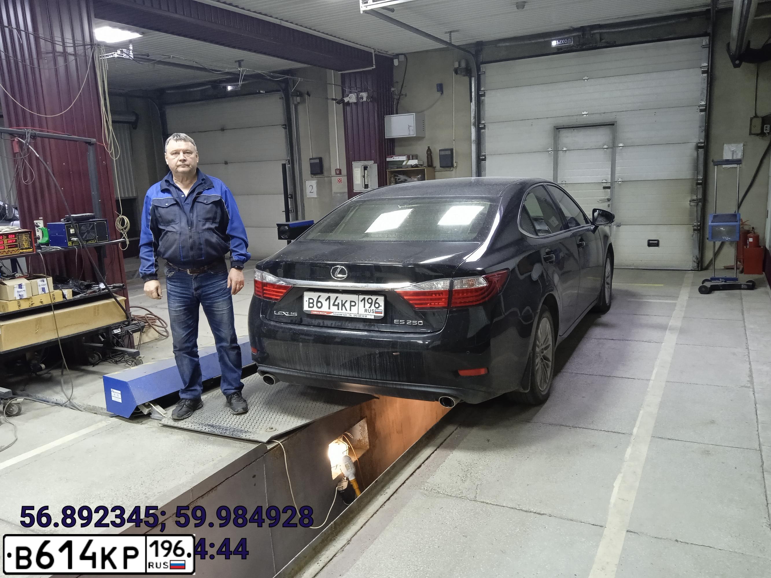 Фото автомобиля LEXUS ES, 2014 — госномер В614КР196. Цвет: ЧЕРНЫЙ