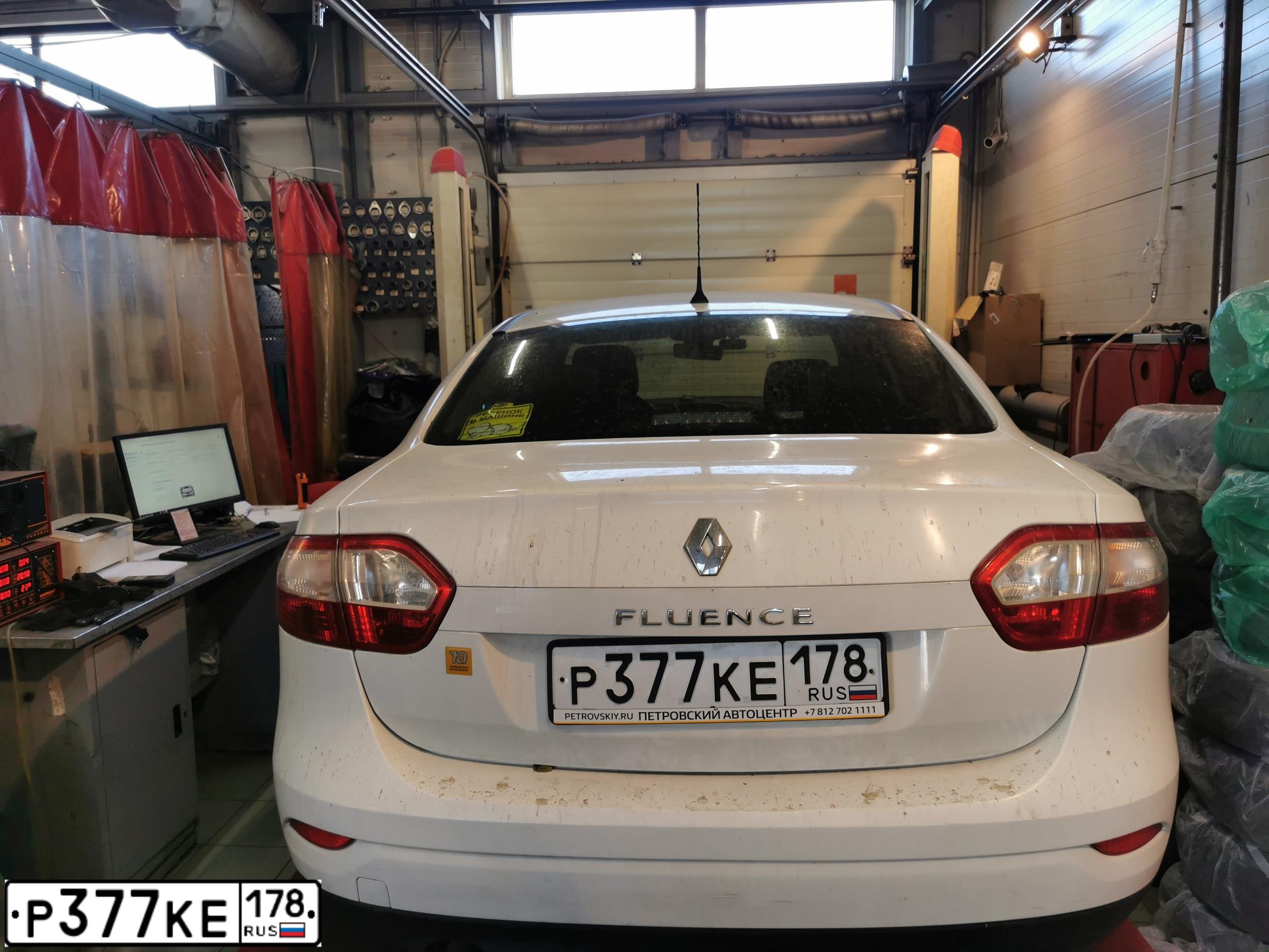 Фото автомобиля RENAULT FLUENCE, 2014 — госномер Р377КЕ178. Цвет: Белый
