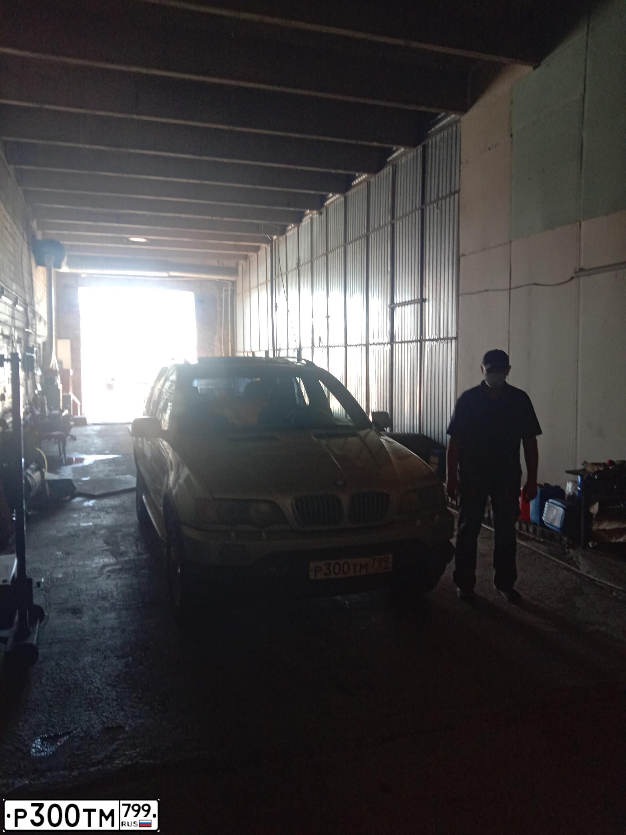 Фото автомобиля BMW X5, 2001 — госномер Р300ТМ799. Цвет: Серебристый