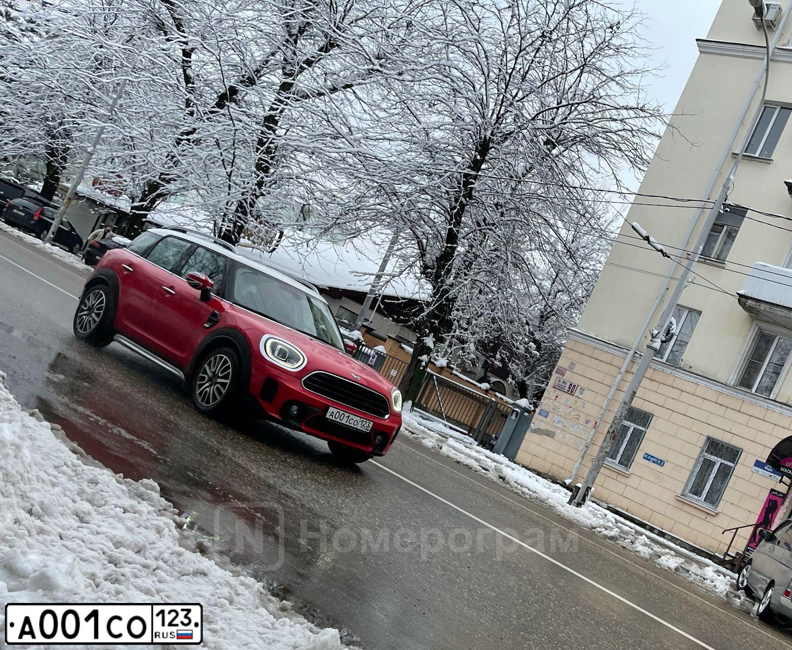 Фото автомобиля MINI МИНИ КУПЕР COUNTRYMAN, 2011 — госномер А001СО123. Цвет: ГОЛУБОЙ
