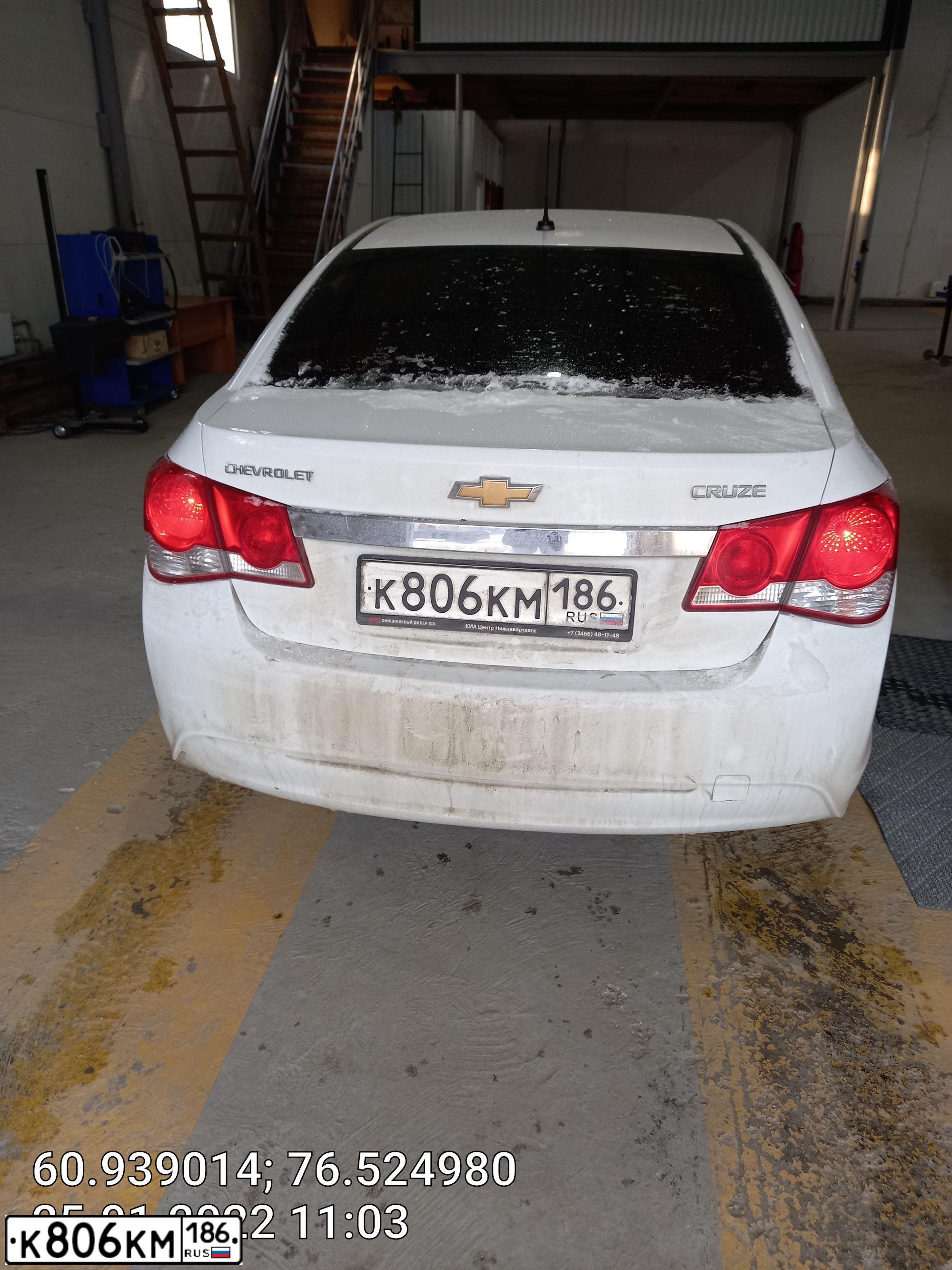 Фото автомобиля CHEVROLET CRUZE, 2013 — госномер Е060УС702. Цвет: Белый