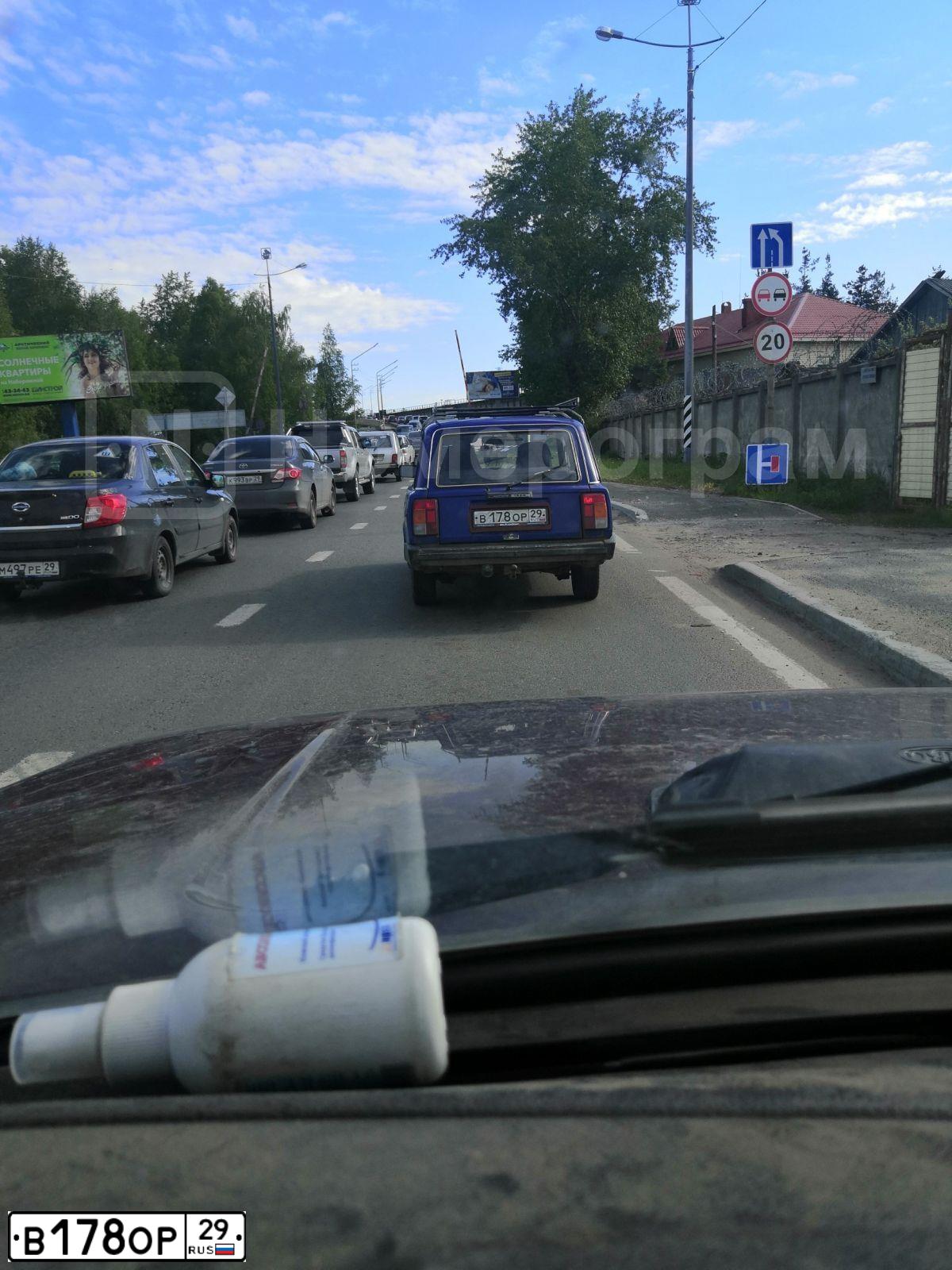 Фото автомобиля LADA 2104 LADA, 2000 — госномер В178ОР29. Цвет: ТЕМНО-ГОЛУБОЙ