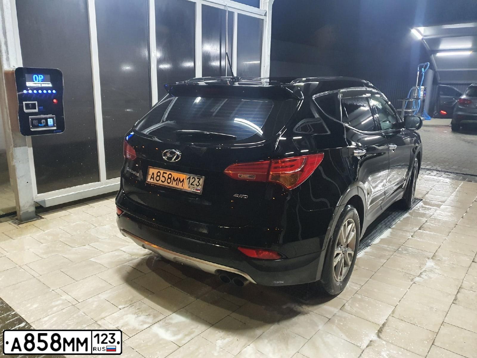 Фото автомобиля HYUNDAI SANTA FE, 2013 — госномер А858ММ123. Цвет: ЧЕРНЫЙ