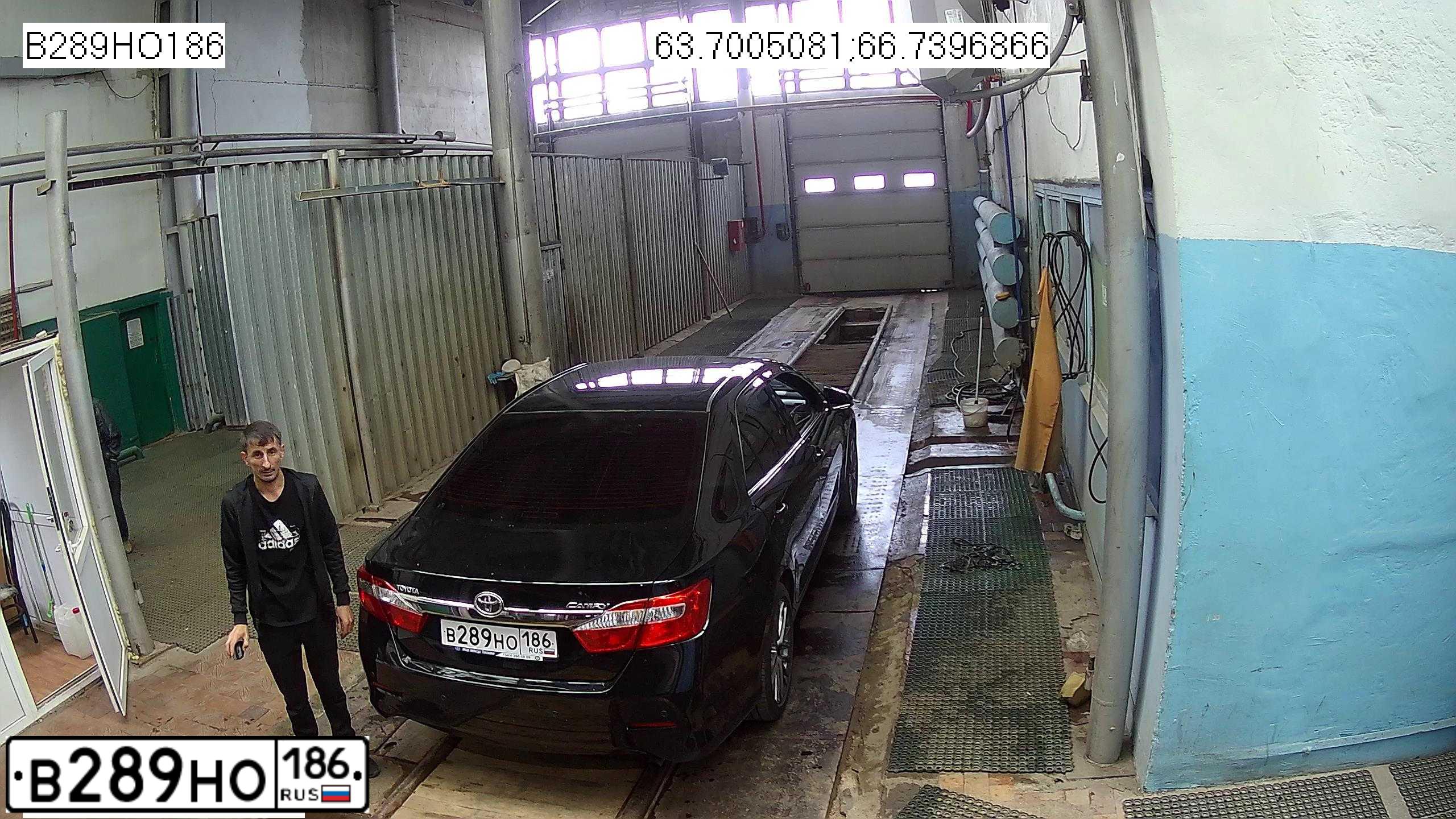 Фото автомобиля TOYOTA CAMRY, 2014 — госномер Е640УМ186. Цвет: ЧЕРНЫЙ МЕТАЛЛИК