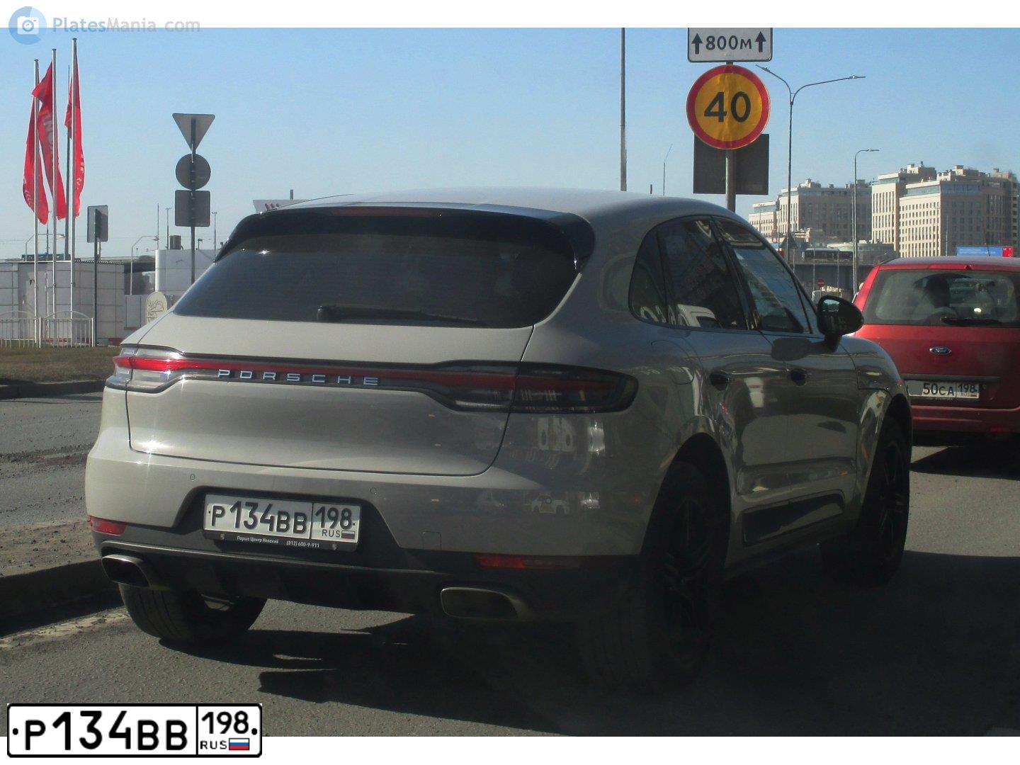 Фото автомобиля PORSCHE MACAN, 2020 — госномер Р134ВВ198. Цвет: СЕРЫЙ