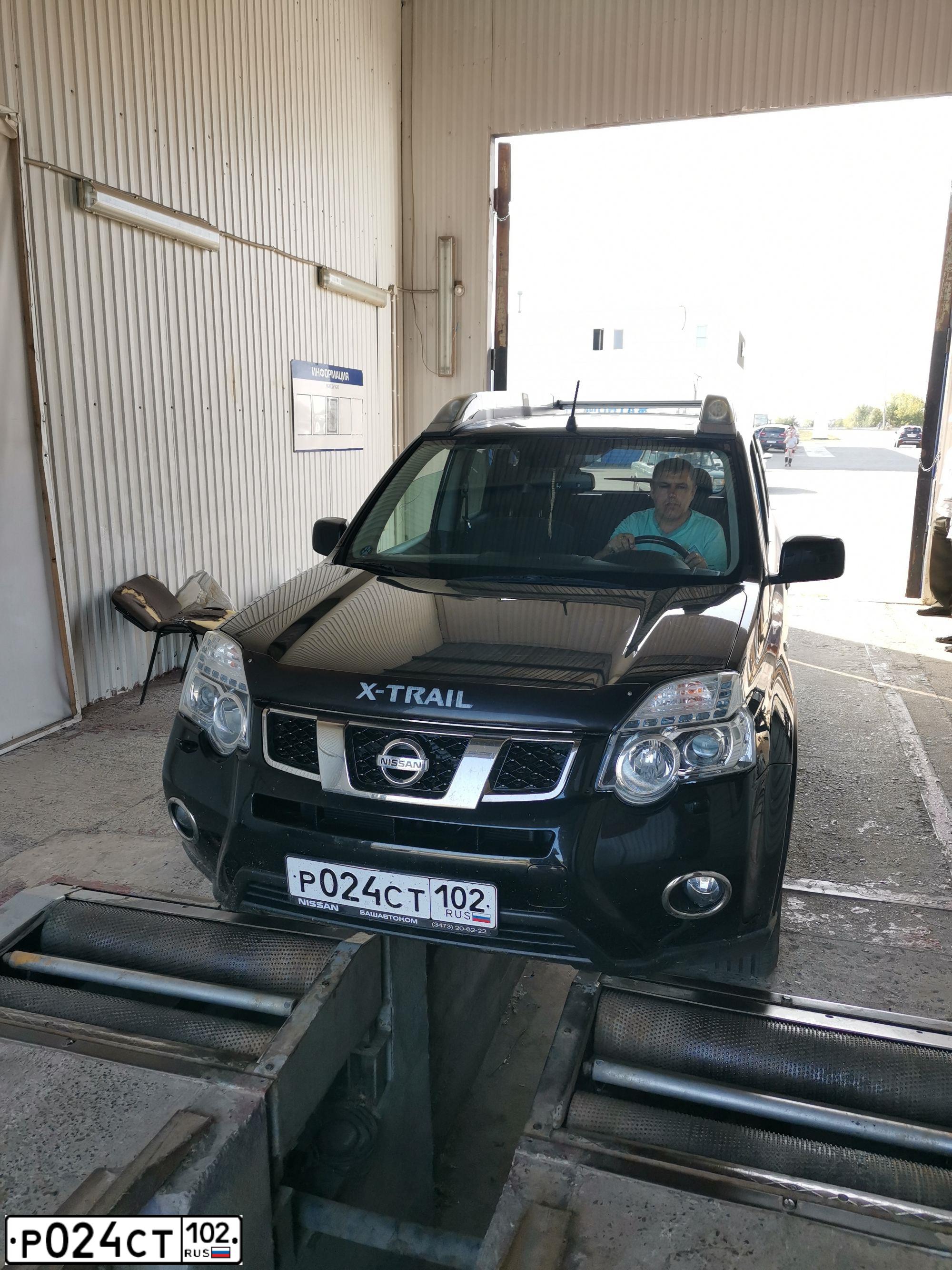 Фото автомобиля NISSAN X-TRAIL, 2012 — госномер О473ЕО702. Цвет: ЧЕРНЫЙ