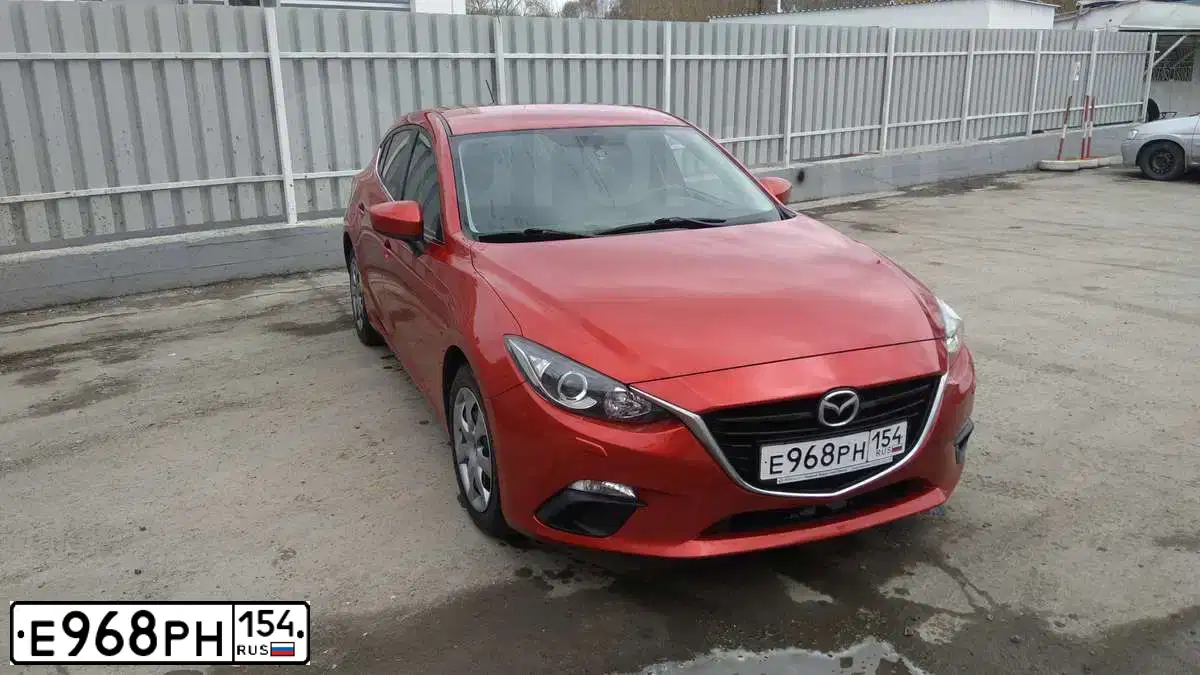 Фото автомобиля MAZDA 3, 2013 — госномер Е968РН154. Цвет: Красный