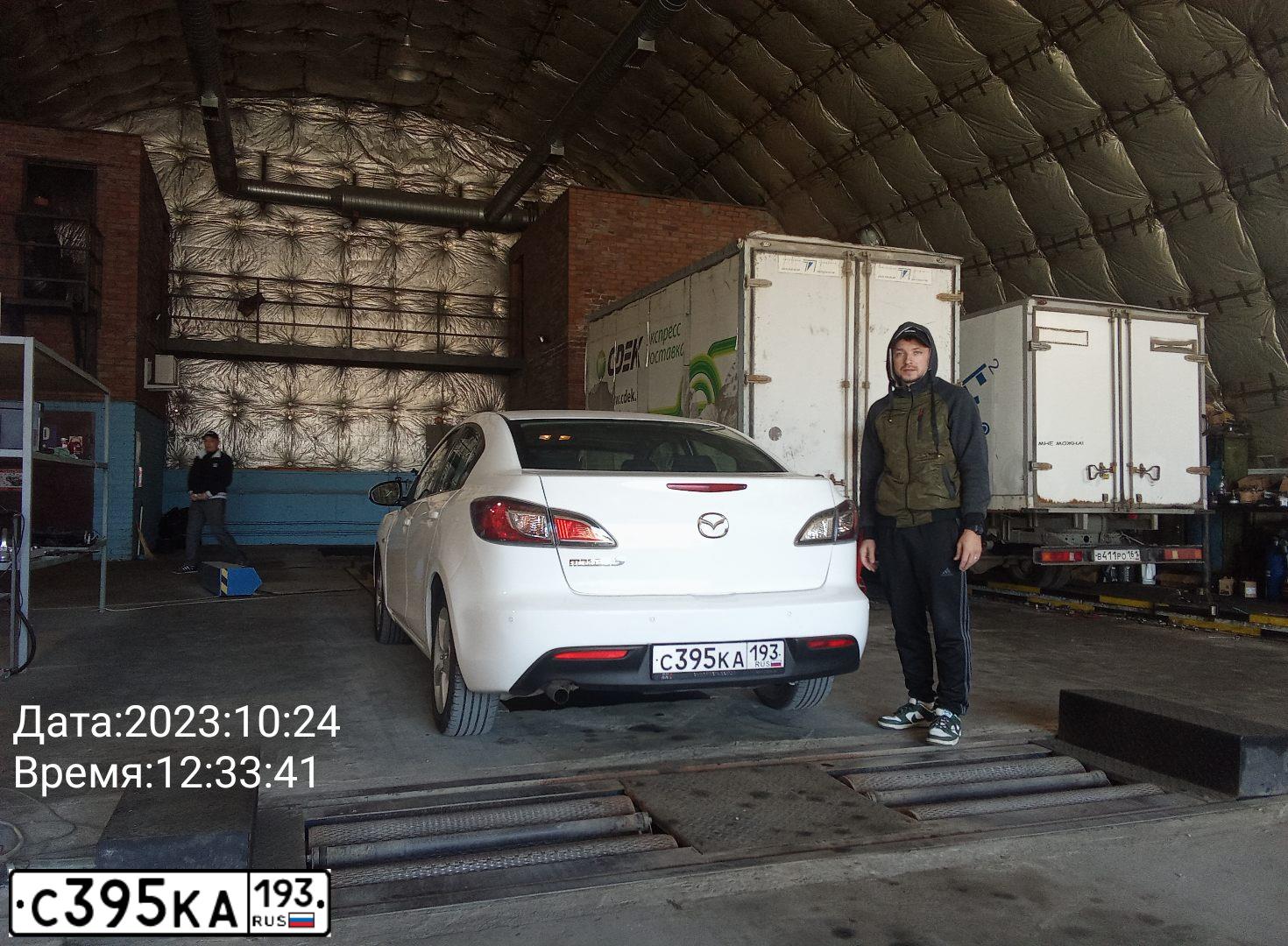 Фото автомобиля MAZDA 3, 2010 — госномер С395КА193. Цвет: Белый