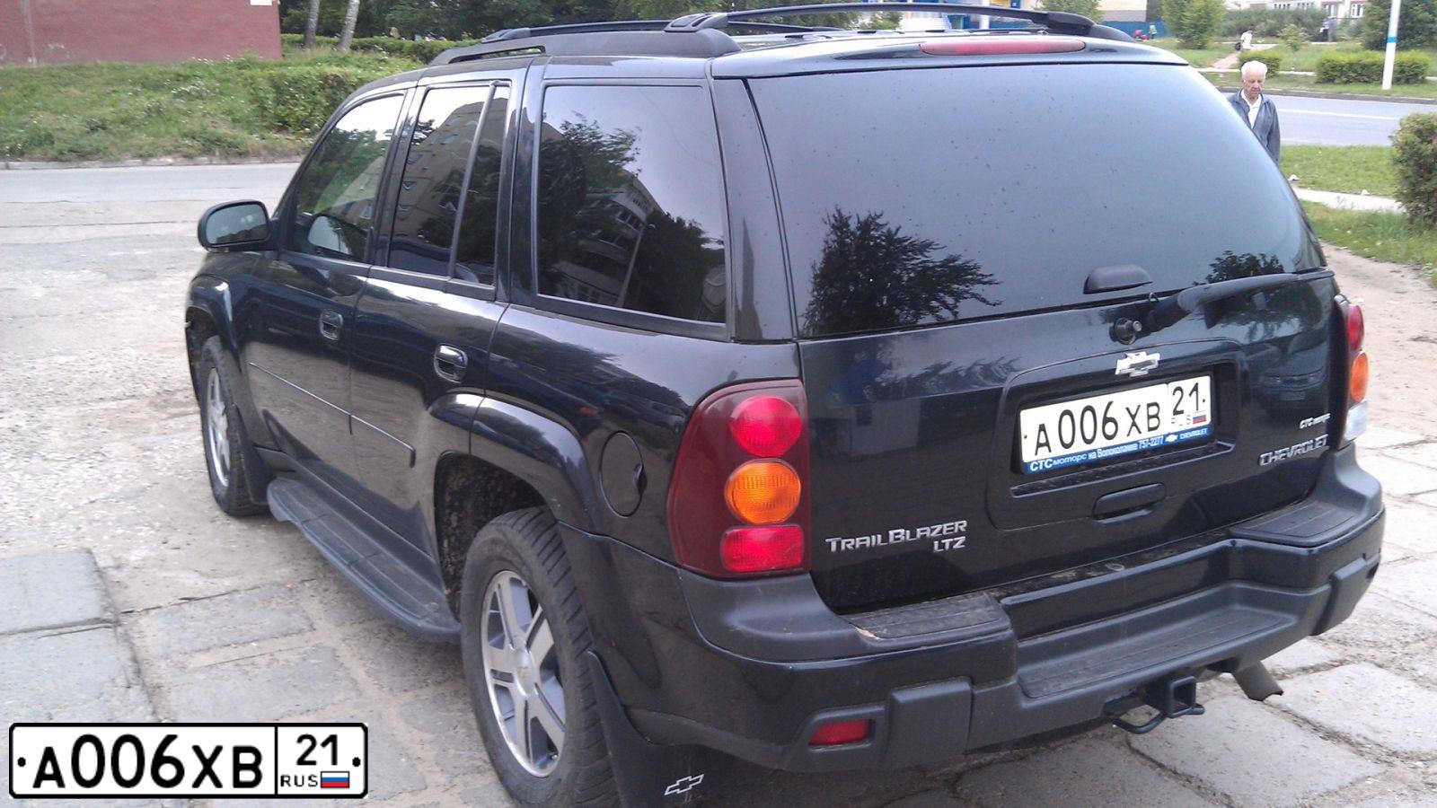 Фото автомобиля CHEVROLET TRAILBLAZER, 2008 — госномер К568КО21. Цвет: ТЕМНО-СЕРЫЙ