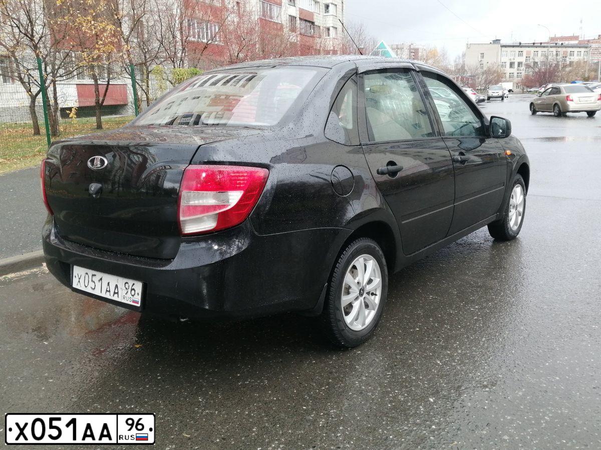 Фото автомобиля LADA 2190 GRANTA, 2013 — госномер Н522ЕС196. Цвет: Сине-Черный