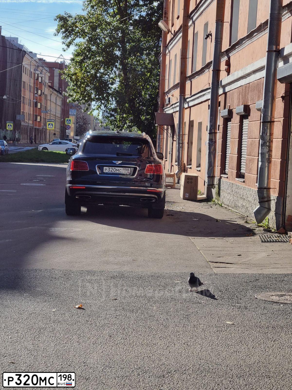 Фото автомобиля BENTLEY BENTAYGA, 2017 — госномер У599КО198. Цвет: Темно-синий