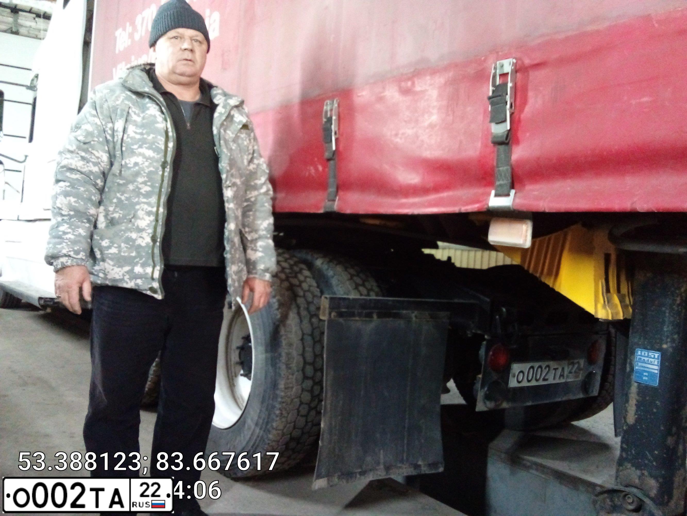 Фото автомобиля FREIGHTLINER CENTURY S/T, 2003 — госномер О002ТА22. Цвет: БЕЛЫЙ