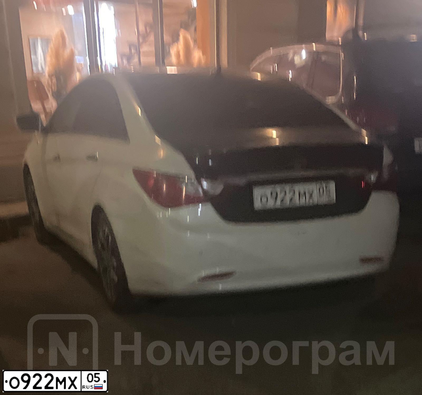 Фото автомобиля HYUNDAI SONATA, 2012 — госномер М500УР05. Цвет: Белый