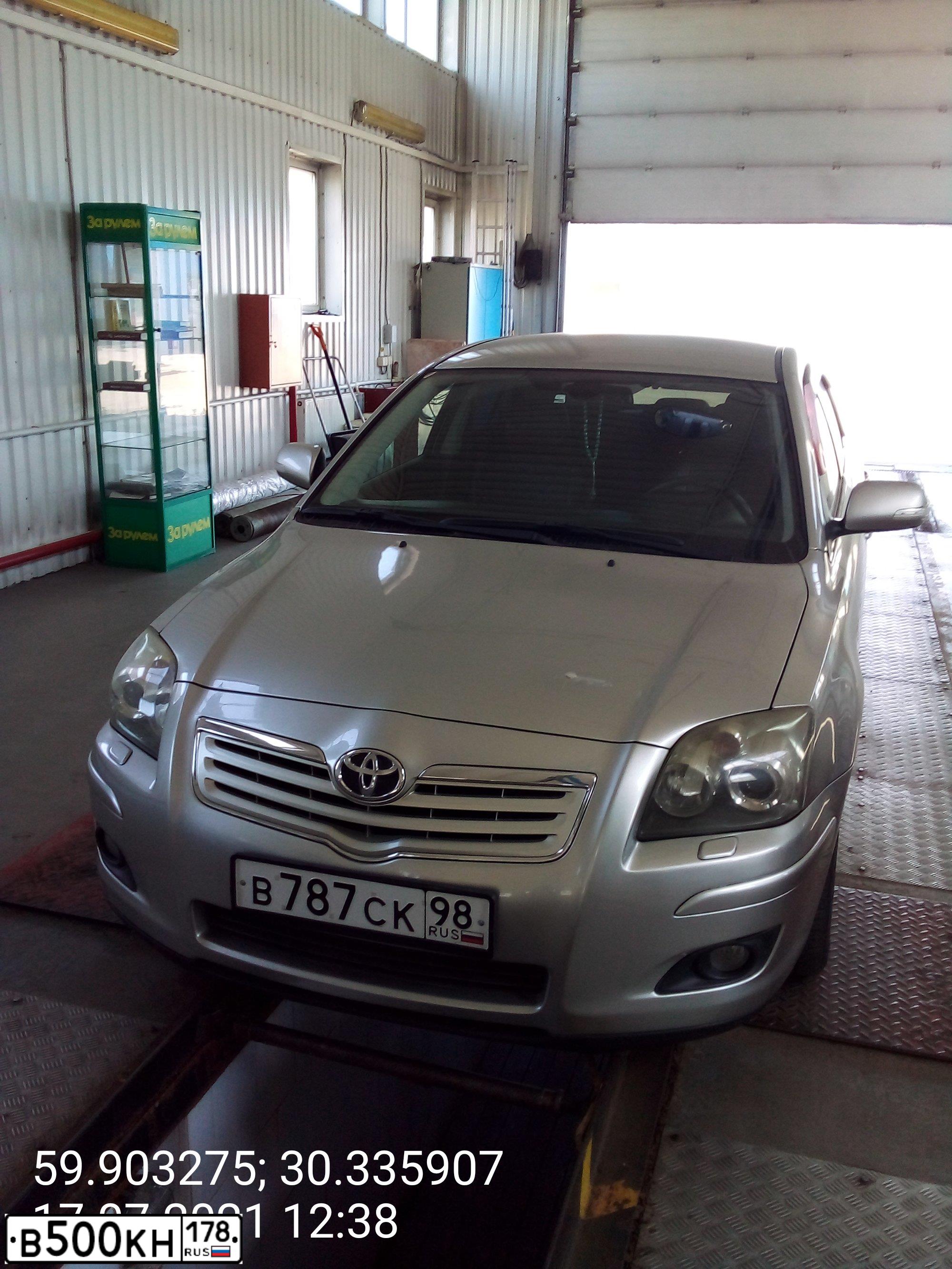 Фото автомобиля TOYOTA CAMRY, 2011 — госномер В500КН178. Цвет: СЕРЕБРИСТЫЙ МЕТАЛЛИК