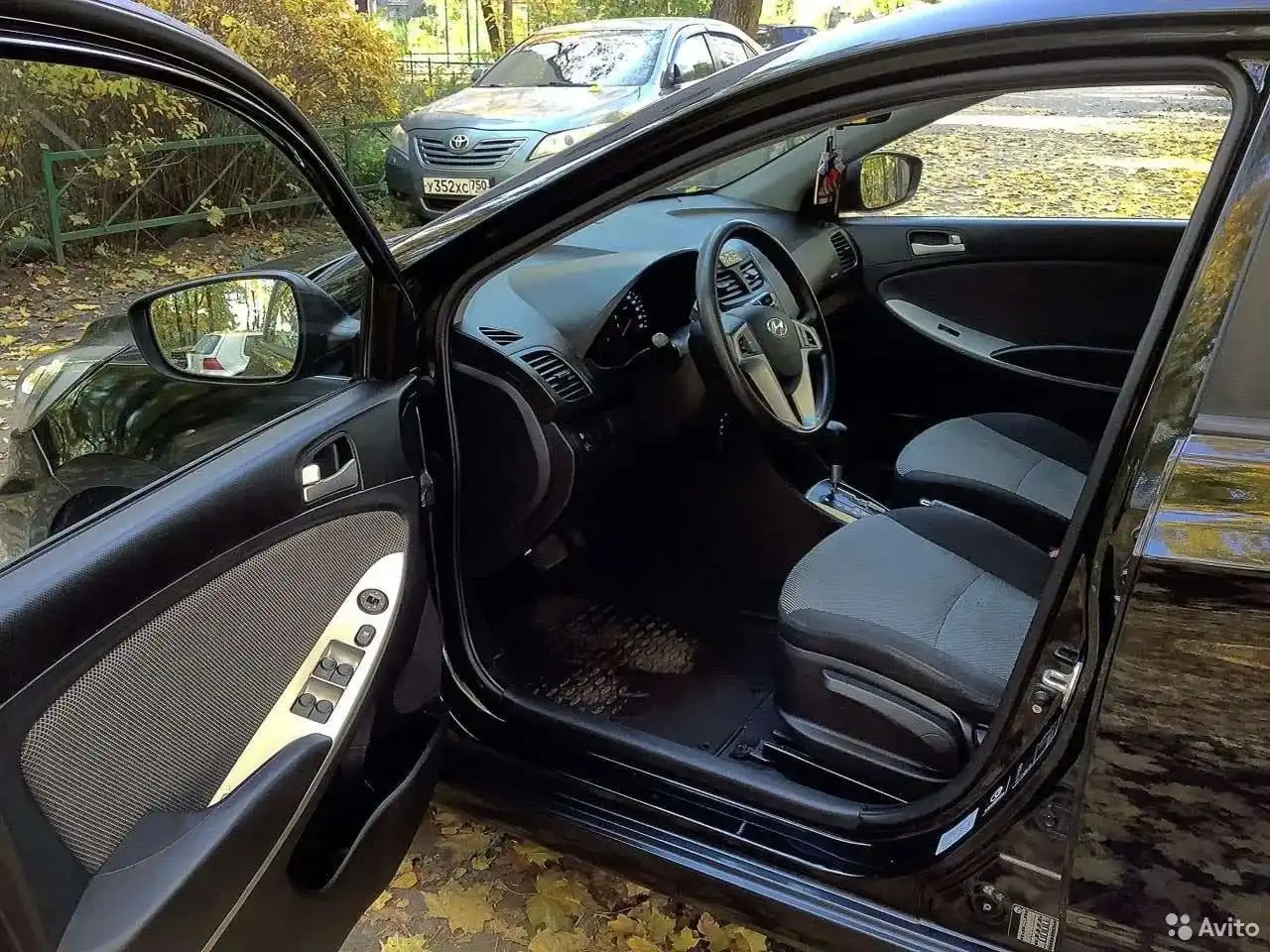 Фото автомобиля TOYOTA CAMRY, 2008 — госномер У352ХС750. Цвет: бирюзовый