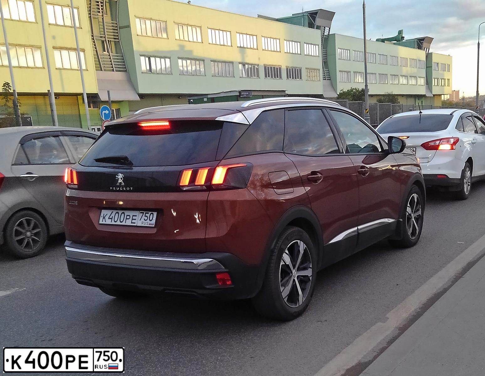 Фото автомобиля PEUGEOT 3008, 2017 — госномер С165ТР69. Цвет: ОРАНЖЕВО-КОРИЧНЕВЫЙ