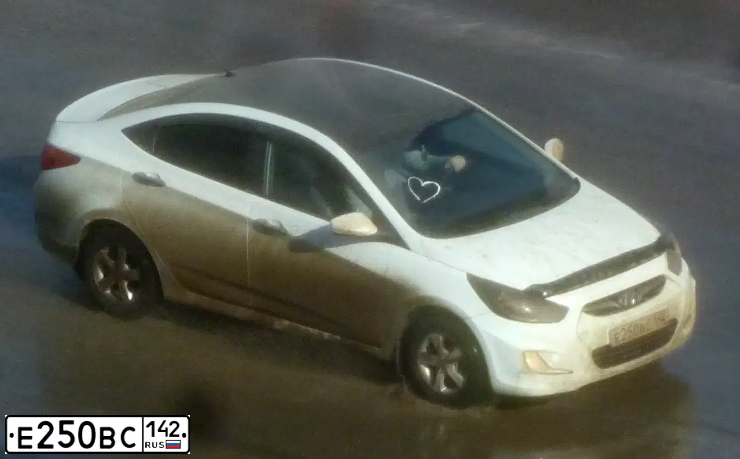 Фото автомобиля HYUNDAI ACCENT, 2010 — госномер А668СЕ124. Цвет: Белый