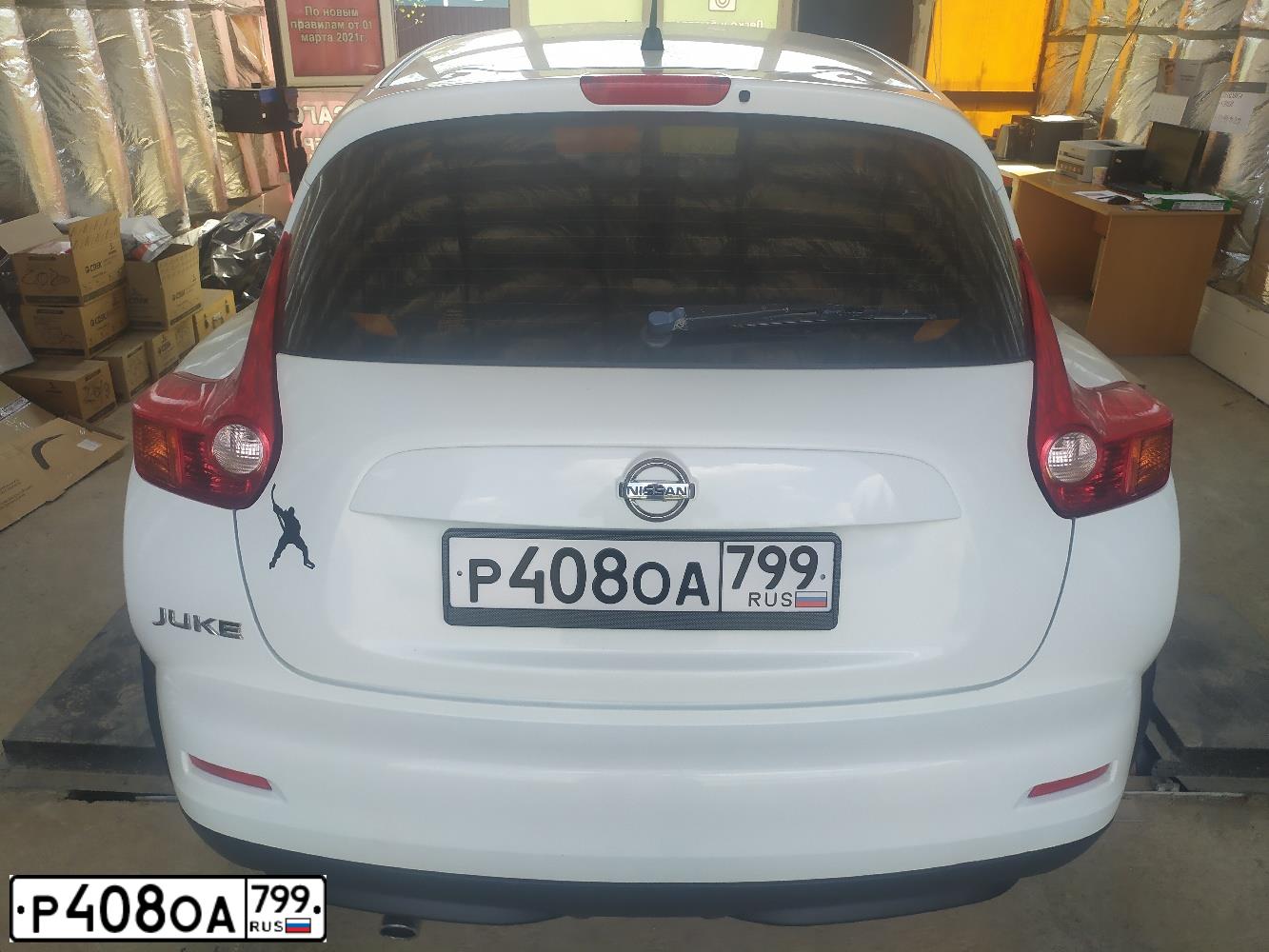 Фото автомобиля NISSAN JUKE, 2011 — госномер Р408ОА799. Цвет: Белый