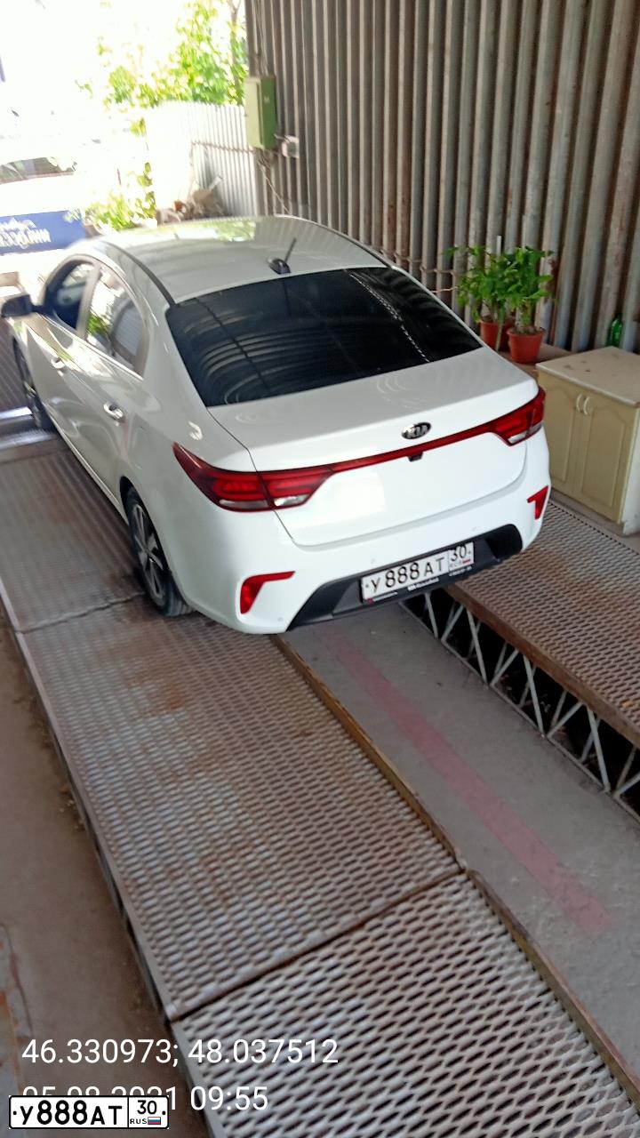 Фото автомобиля KIA RIO, 2017 — госномер У888АТ30. Цвет: БЕЛЫЙ