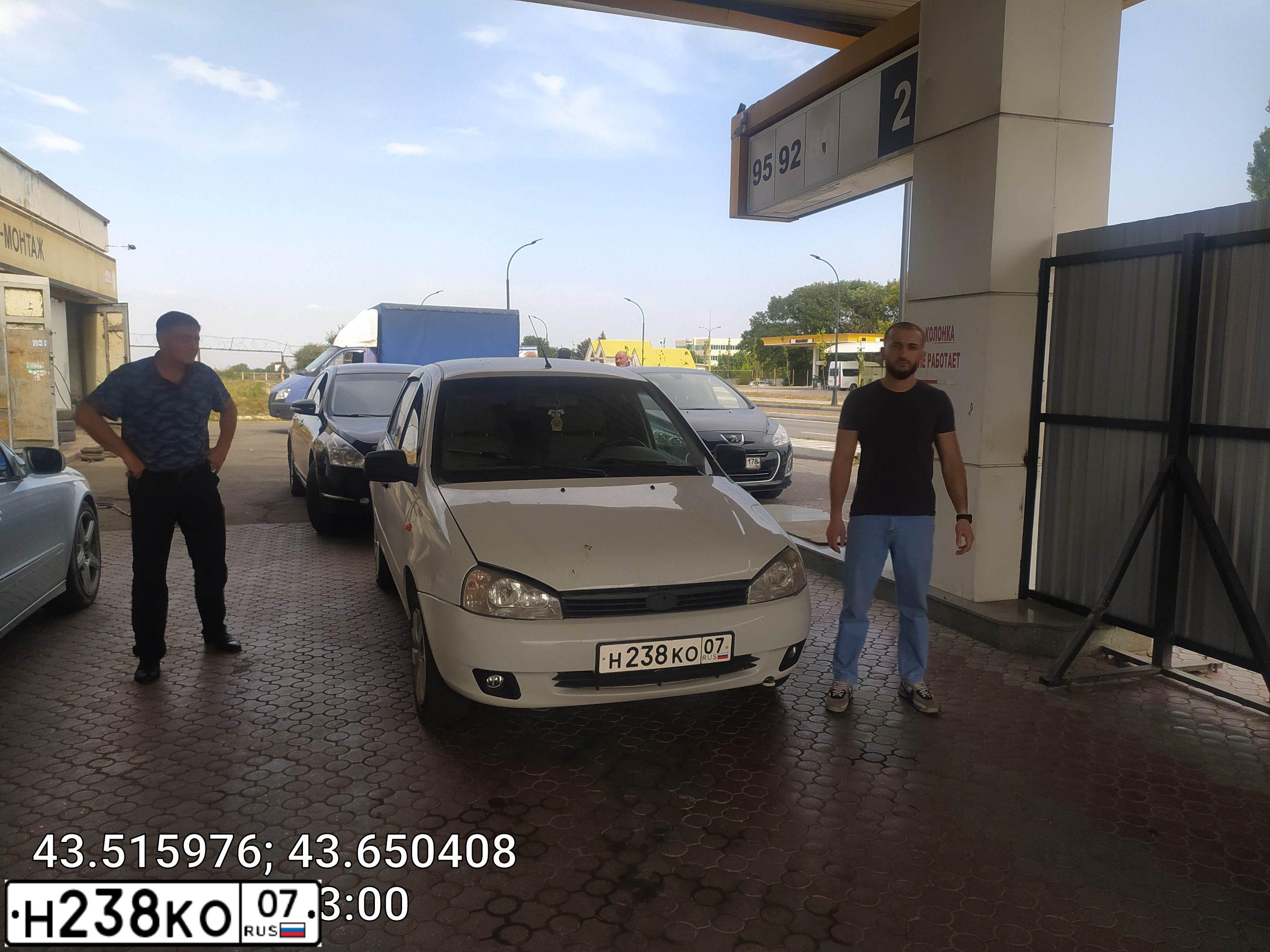 Фото автомобиля LADA KALINA, 2011 — госномер Е815МН07. Цвет: Белый