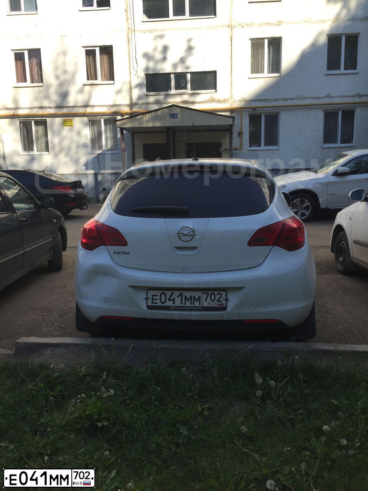 Фото автомобиля OPEL ASTRA, 2011 — госномер Е041ММ702. Цвет: Белый