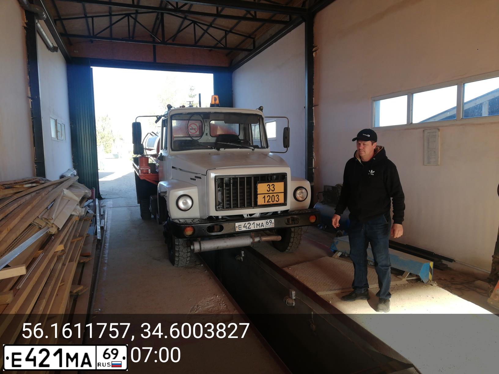 Фото автомобиля GAZ 3309, 2007 — госномер Е421МА69. Цвет: БЕЛЫЙ