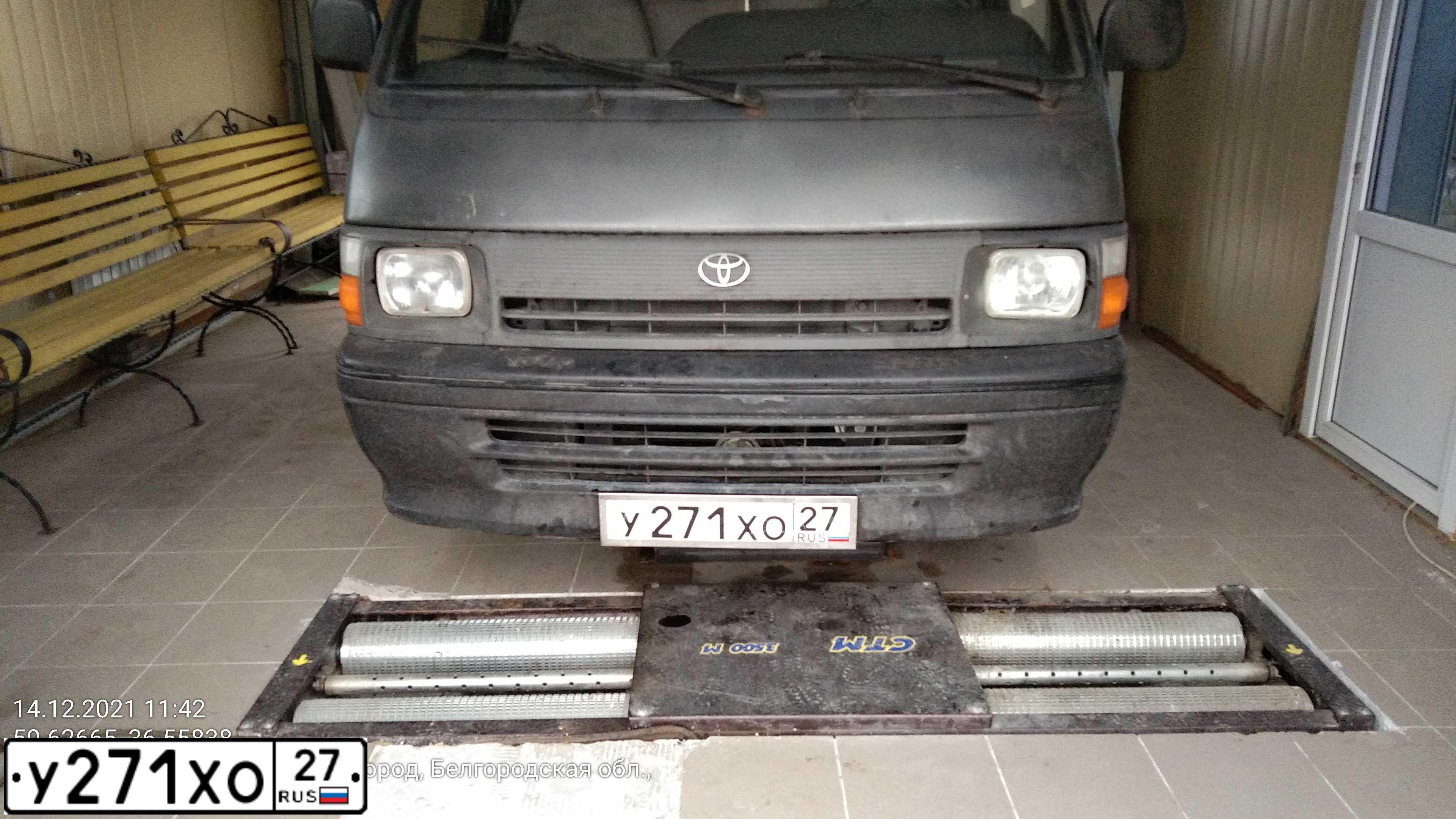 Фото автомобиля TOYOTA HIACE, 1996 — госномер У271ХО27. Цвет: СЕРЫЙ
