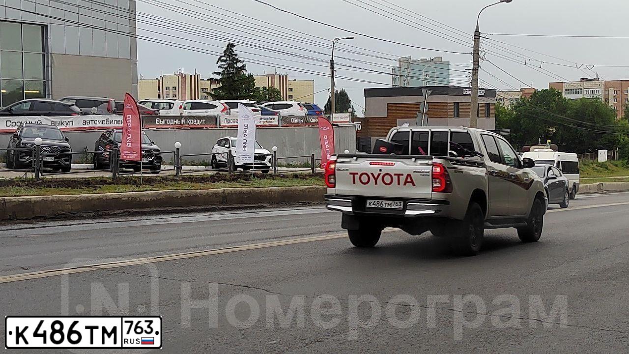 Фото автомобиля TOYOTA HILUX, 2022 — госномер К486ТМ763. Цвет: Белый