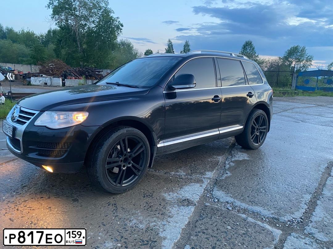 Фото автомобиля VOLKSWAGEN TOUAREG, 2008 — госномер Р817ЕО159. Цвет: ЧЕРНЫЙ