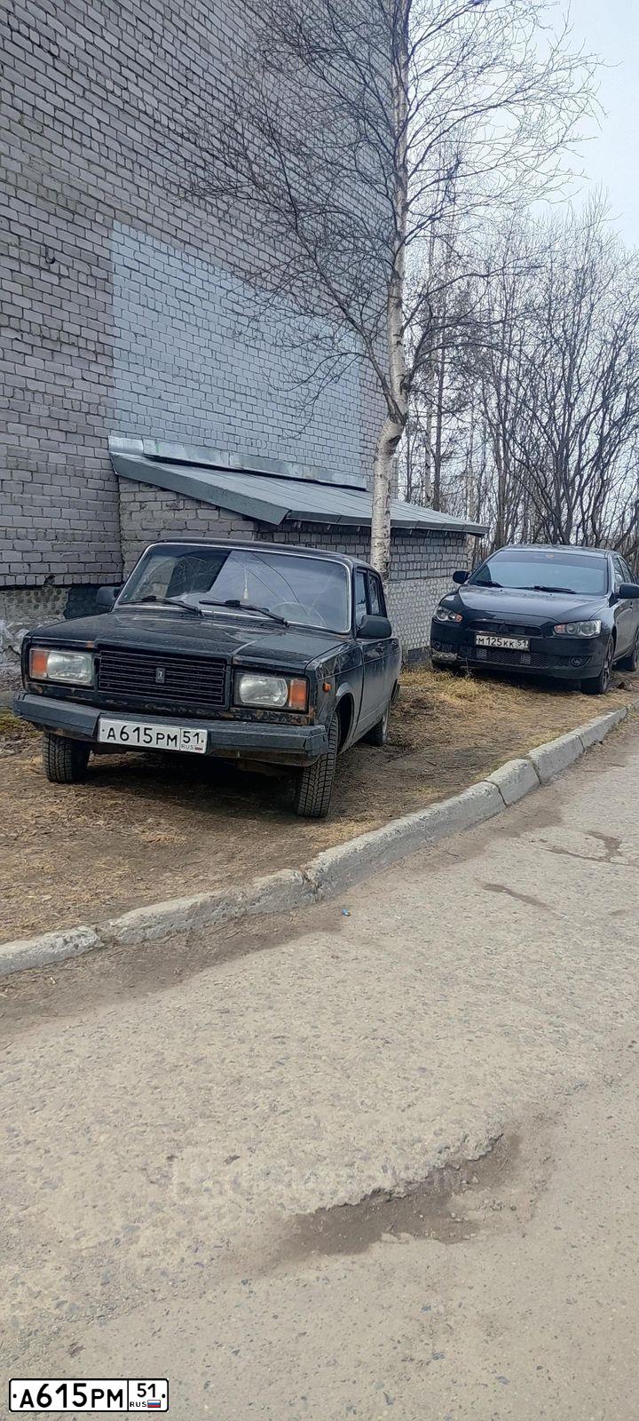 Фото автомобиля LADA 2107 LADA, 2010 — госномер М418КО51. Цвет: ЧЕРНО-СИНИЙ