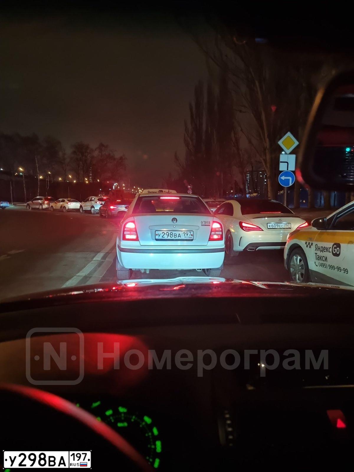 Фото автомобиля SKODA OCTAVIA, 2010 — госномер У298ВА197. Цвет: Белый