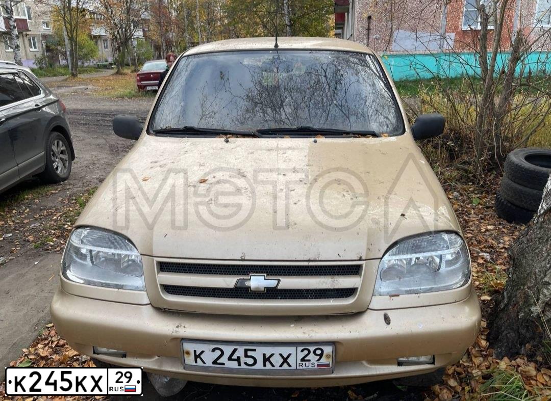 Фото автомобиля CHEVROLET T NIVA, 2005 — госномер К245КХ29. Цвет: БЕЖЕВЫЙ