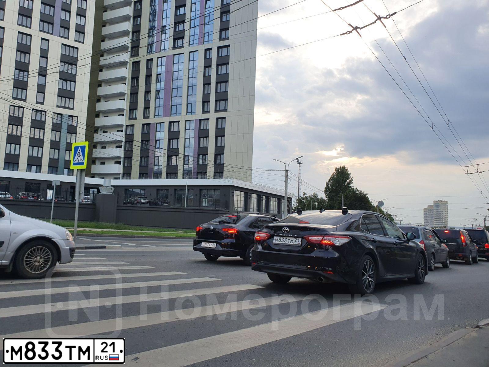 Фото автомобиля TOYOTA CAMRY, 2021 — госномер М833ТМ21. Цвет: ЧЕРНЫЙ