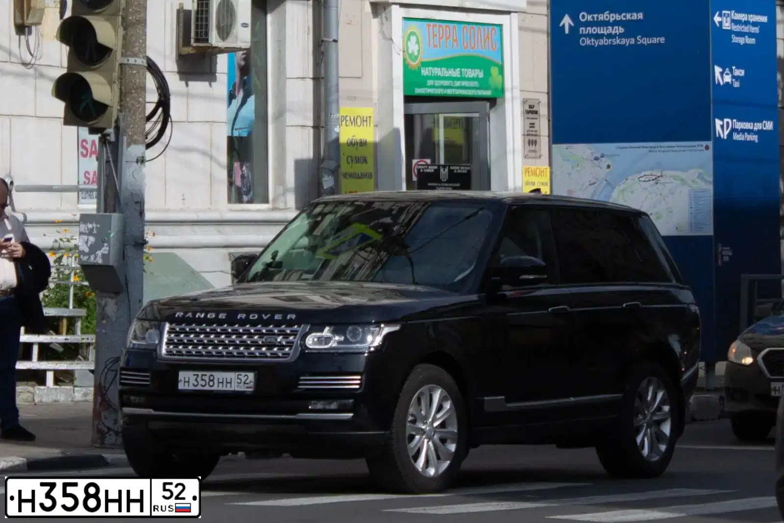 Фото автомобиля LANDROVER RANGE ROVER, 2017 — госномер Е033НУ51. Цвет: ЧЕРНЫЙ