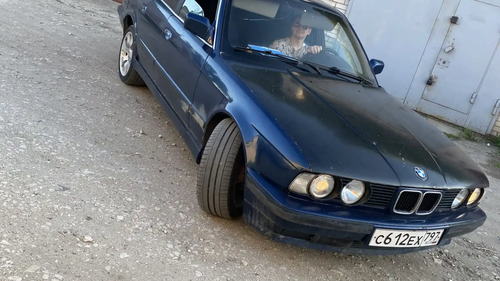 Фото автомобиля BMW SERIE 5, 1989 — госномер У443ЕР44. Цвет: синий