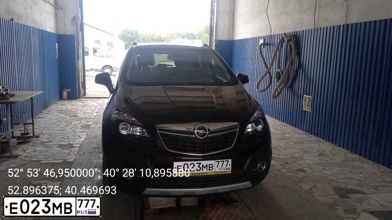 Фото автомобиля OPEL MOKKA, 2014 — госномер Е023МВ777. Цвет: Коричневый