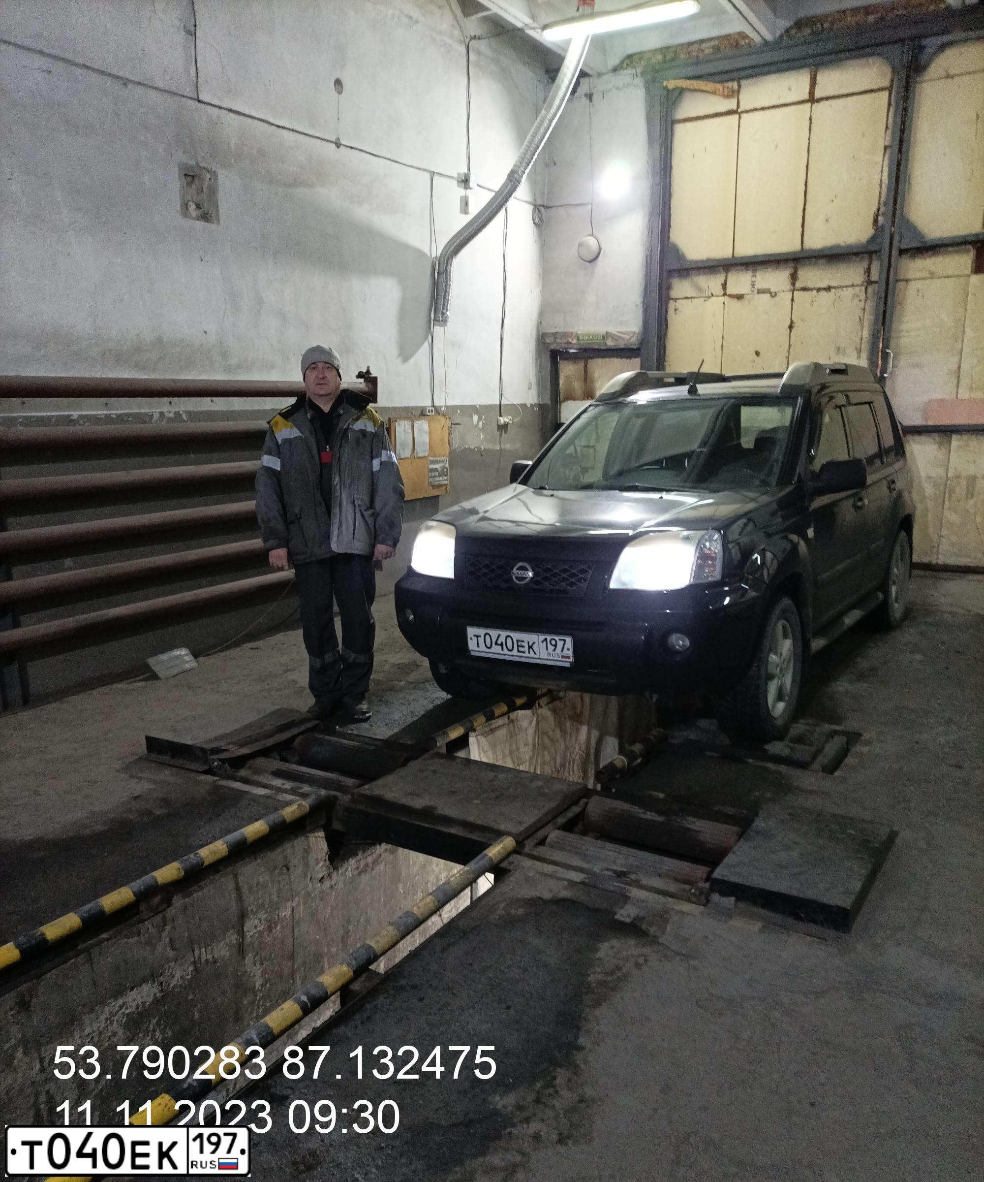 Фото автомобиля NISSAN X-TRAIL, 2007 — госномер Т040ЕН197. Цвет: ЧЕРНЫЙ