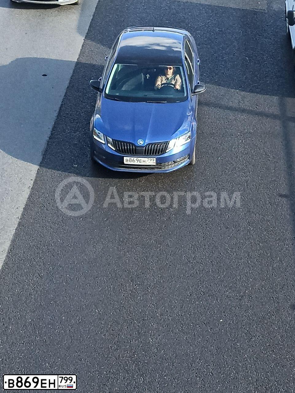 Фото автомобиля SKODA OCTAVIA, 2018 — госномер В869ЕН799. Цвет: ЯРКО - СИНИЙ
