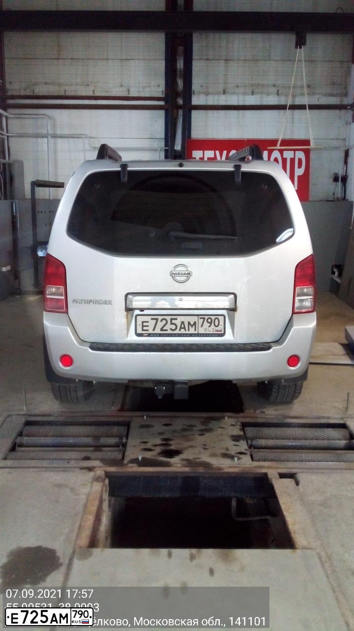 Фото автомобиля NISSAN PATHFINDER, 2008 — госномер Е725АМ790. Цвет: СЕРЕБРИСТЫЙ