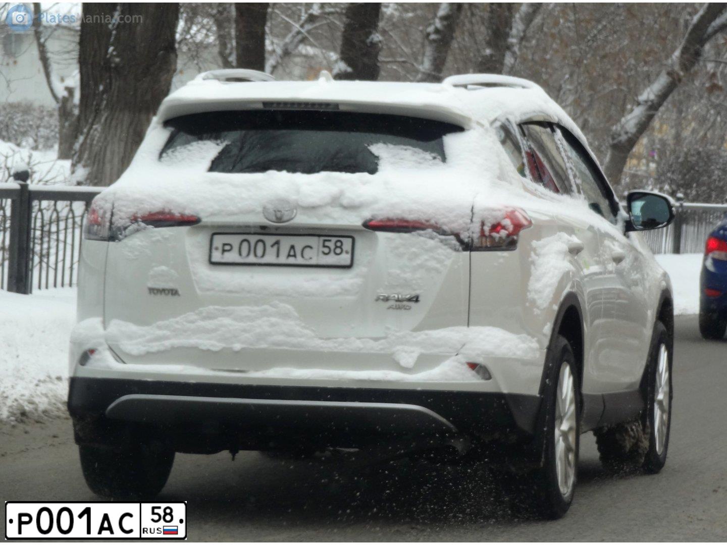 Фото автомобиля TOYOTA RAV4, 2018 — госномер Р001АС58. Цвет: БЕЛЫЙ ПЕРЛАМУТР