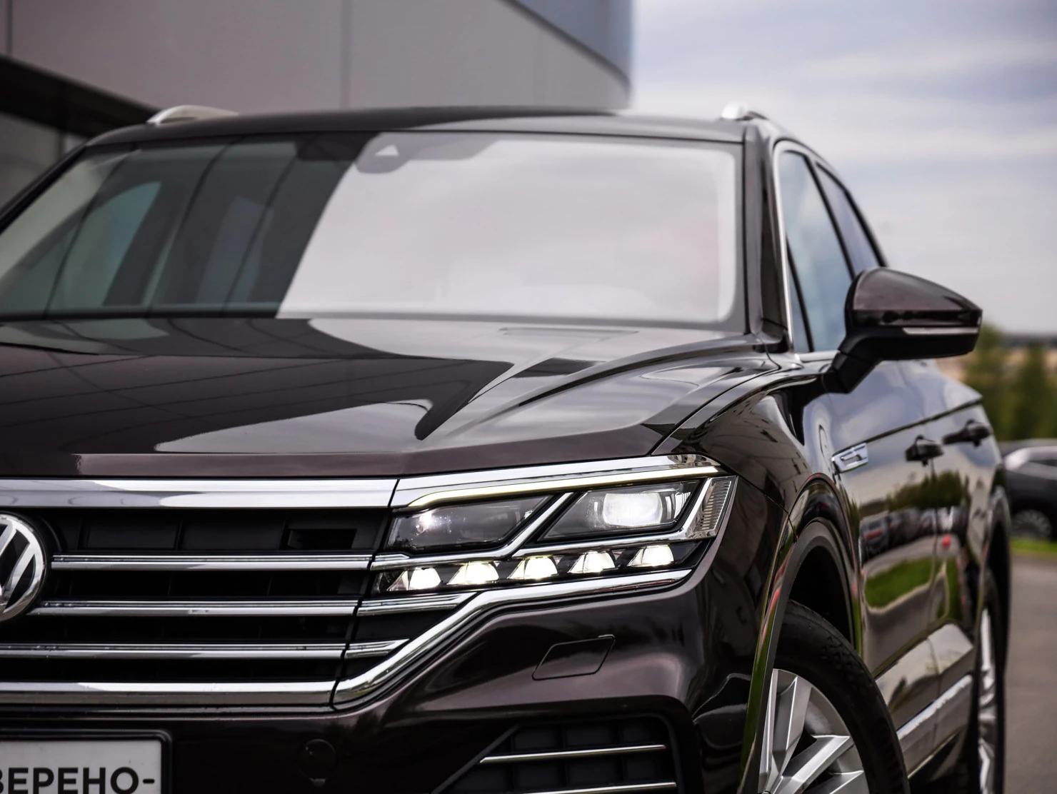 Фото автомобиля VOLKSWAGEN TOUAREG, 2018 — госномер А136АА178. Цвет: Коричневый