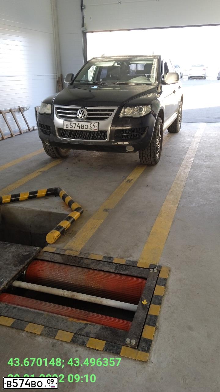 Фото автомобиля VOLKSWAGEN TOUAREG, 2008 — госномер Т707ТТ07. Цвет: ЧЕРНЫЙ