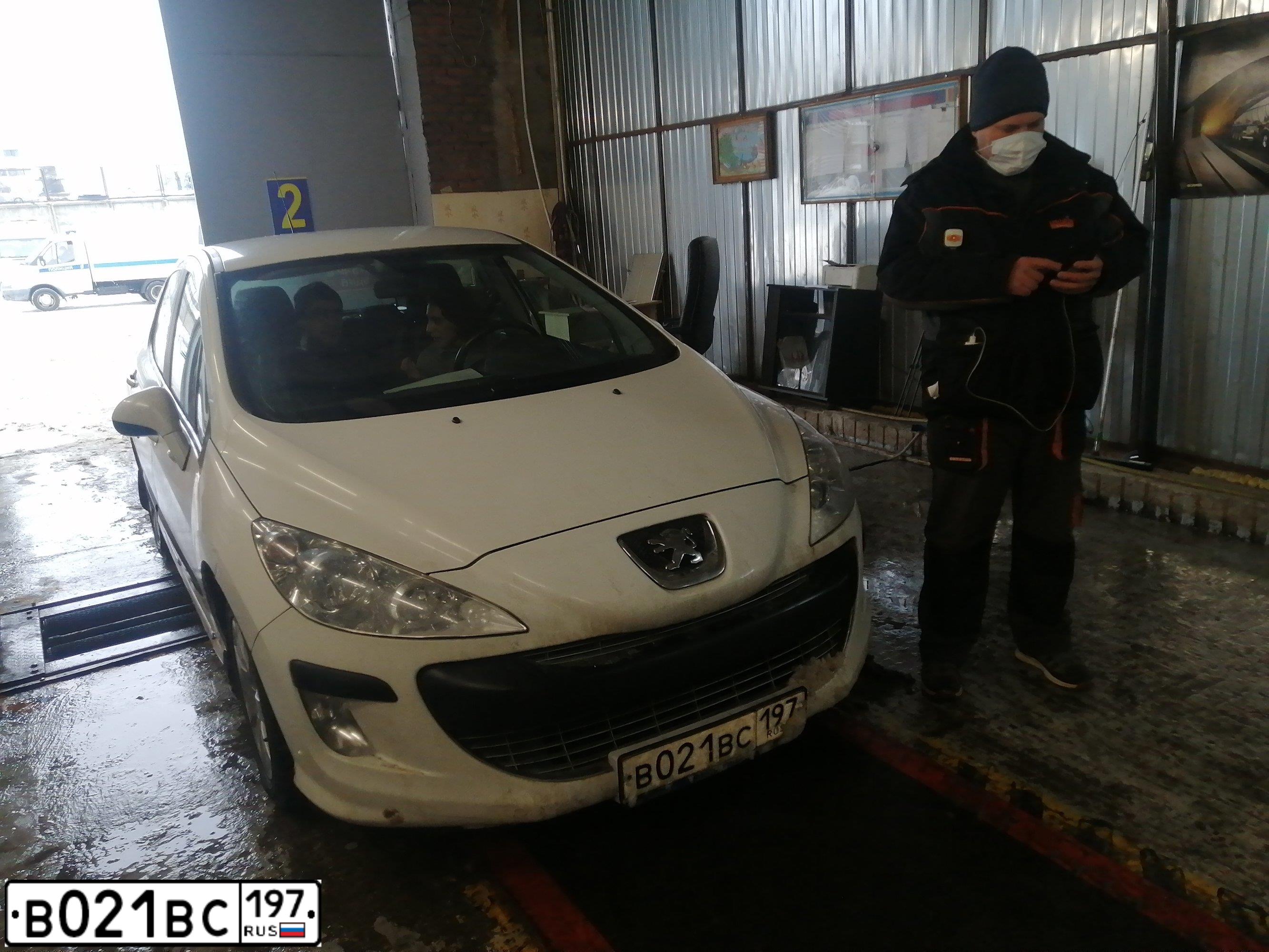 Фото автомобиля PEUGEOT 308, 2010 — госномер В021ВС197. Цвет: Белый