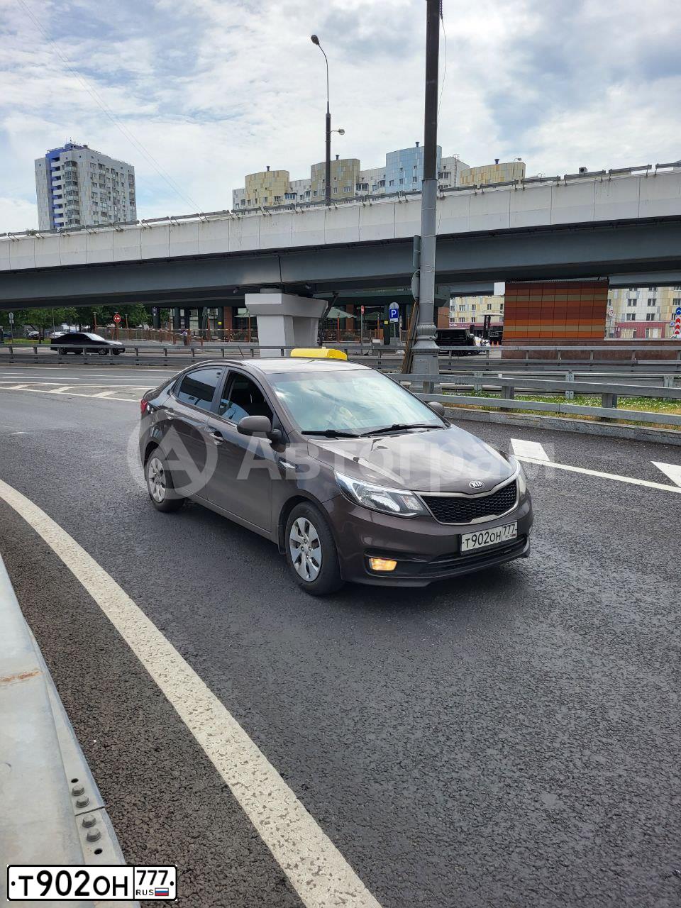 Фото автомобиля KIA RIO, 2015 — госномер С950НН187. Цвет: КОРИЧНЕВЫЙ
