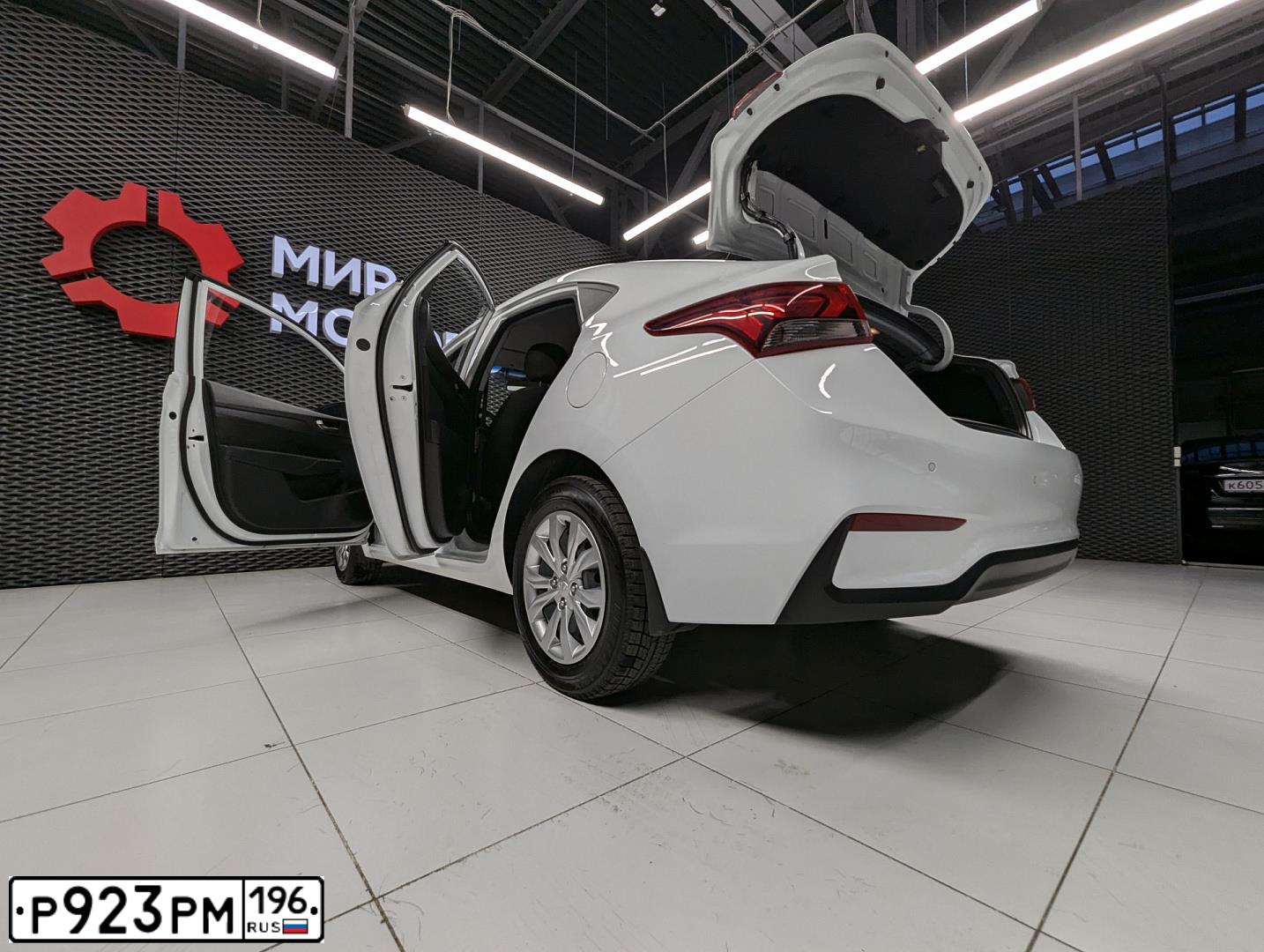 Фото автомобиля HYUNDAI SOLARIS, 2017 — госномер Р923РМ196. Цвет: Белый